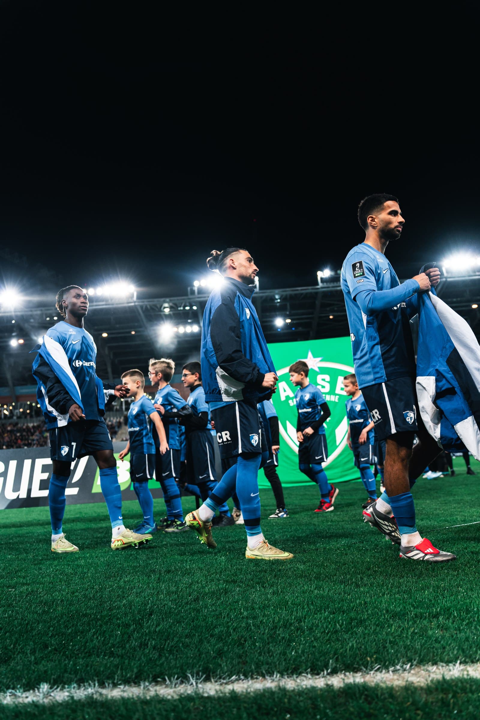 Sortie des joueurs accompagnés des jeunes du club
