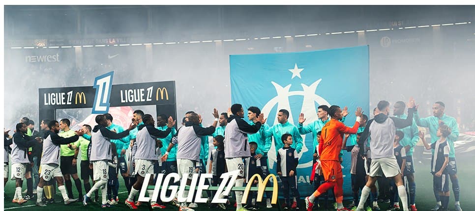 Joueurs saluant le public avant le match